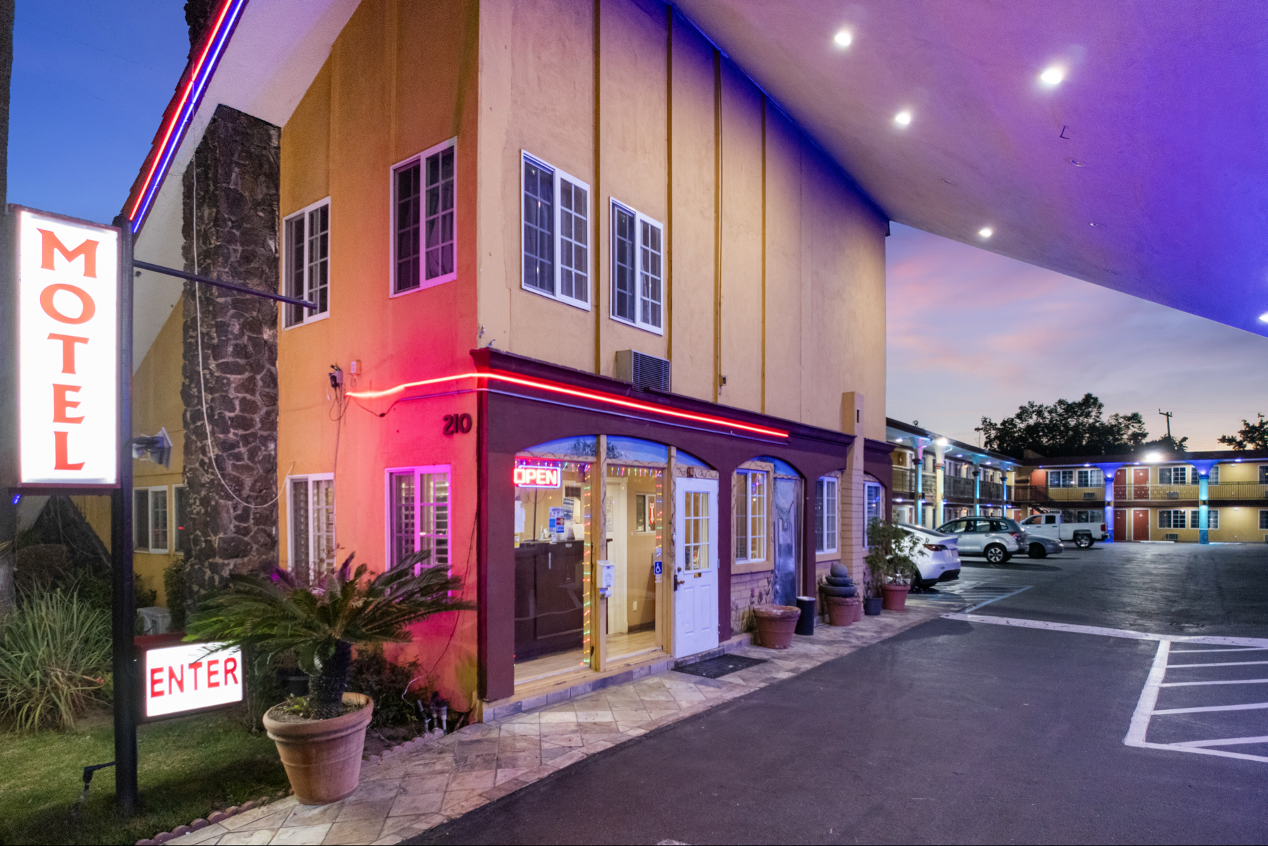 Sky Palm Motel - Orange